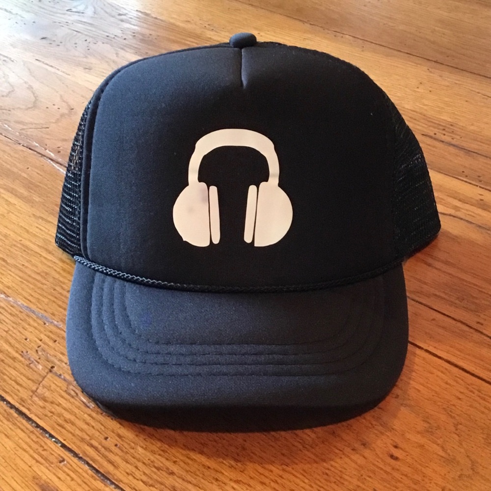 NEW Otto Collection Unisex Black Mesh White Headphones Trucker Hat Youth